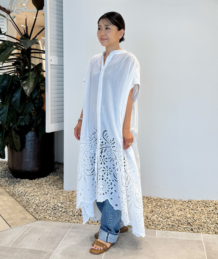 清涼感あるコットンボイル素材にシフリー刺しゅうとカットワークレースが映えるシャツワンピース。普段使いならデニム合わせでカジュアルに。涼しく、華やかに一枚で主役になる一着です。

ワンピース：着用サイズ/2(M)
身長:149cm