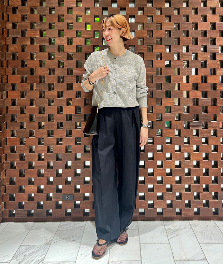 羽織りとしてはもちろん、トップスとしても活躍してくれるラメカーディガン。どんな色とも馴染んで、ラメのきらめきが着こなしをスパイスアップ。

ニット：着用サイズ/2(M)
パンツ：着用サイズ/2(M)
身長:164cm