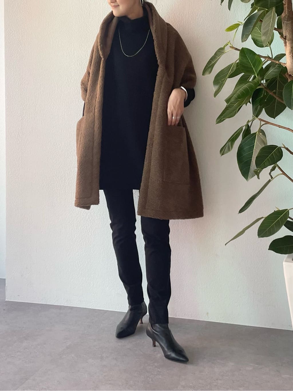 166cm ウェーブ イエベ秋
 
【ストール】Fサイズ
リバーシブルで使えるムートンストール。
エコファーなので軽く羽織れて温かい。
ブラウンはぐんとシックな印象になります。
しっかり深めのポケット付きなのも、スマホなどさっと入れて出かけられるのが嬉しい。
ボリュームスリーブのニットなど、コートに困る時に羽織るのにも◎


【ニット】Fサイズ
ゆったりリラックス感のあるビッグニットタートル。
長めの袖リブをきゅっとたくしあげるとこなれ感が出て簡単おしゃれが叶います。


【パギンス】1サイズ着用
伸縮性が抜群で楽すぎるパギンス。
フィット感があり、これからの時期ブーツインもしやすいです