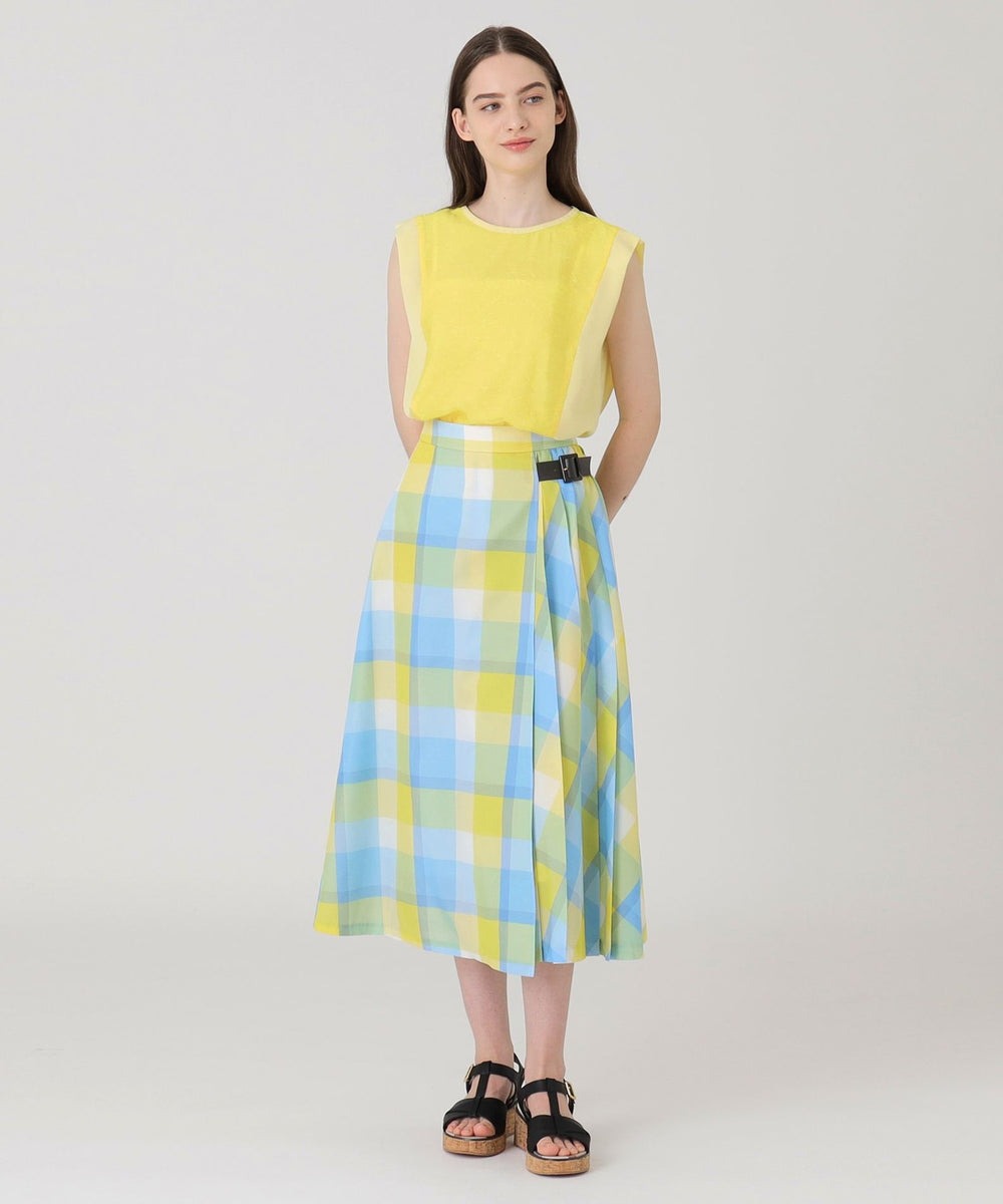キルトスカートからインスピレーションを受けてデザインしたロングスカートです。
サイドのレザーベルトがポイントです。
単品力があるので、シンプルなTシャツともスタイリングが決まります。