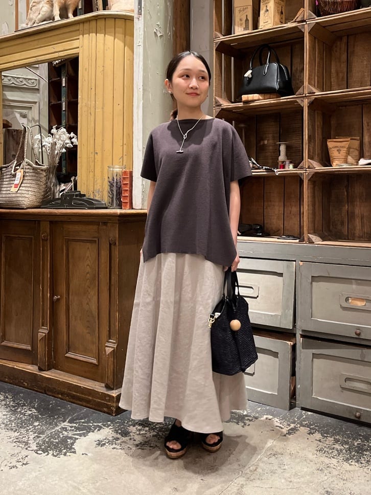 149cm ウェーブ イエベ春
 
【トップス】着用サイズ:F
大人気のサラッとシリーズより、フレンチスリーブのトップスが登場。
サラッとした肌離れのいい素材が着心地良いです。
型崩れが起きにくく、洗えて毛玉にもなりにくいのも嬉しいポイント。
Tシャツよりも上品見えし、一枚でも様になります。
前後差のある着丈でヒップは隠れるくらいで、左右と後ろにスリット入り。
左右のスリットはやや内側に入っているためスッキリとした印象で、低身長の方でもインせずバランス良く着られます。
首空きもちょうど良かったです。

【スカート】着用サイズ:0
149cmでくるぶしが見えるくらいの着丈。
裏地付きなので透け感を気にせずお召しいただけます。
座るときは手で伸ばしてから座るとシワになりにくかったです。