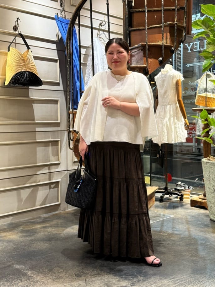 158cm ストレート ブルベ夏
 
【カーディガン】
ボタンを閉めるとニットとしても着れます。
Vネックで首まわり綺麗に見えます。

お袖はすっきりしていて、短めなので中のインナーをチラ見せするとかわいいです。

後ろと横の裾にスリットが入っていて、オーバーサイズですがすっきりと見えます
ニットとアンサンブルがおすすめ！

【トップス】
さらっとしていて着心地いいです。
Tシャツよりきちんと感があるように見えます。

ゆったりしているので、軽やかですよ！

サイドと後ろにスリットが入っていてすっきり着れます。
カーディガンとアンサンブルがおすすめ！

【スカート】
着丈長めです。
1段目のティアードのとこが深めなので、
ぽっこりお腹でも入りました。
トップスで隠しちゃえば、カバーして気にならなかったです。

甘くなりすぎないカラーなので、大人女子にも着ていただきたいです。

広がりすぎないので下半身ボリュームですぎないです。