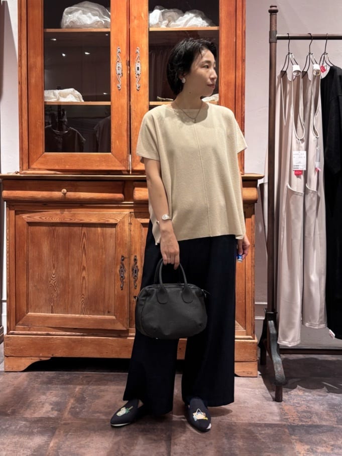 157cm ウェーブ ブルベ冬
 
【バッグ】
毎回、即完売しちゃうこちらのボストンは、
小さくみえて、たっぷり容量が嬉しい♪
かしこまりすぎず、
日々のコーデにもすっと馴染むので、
どんなシーンにも活躍します。
ベルトをかえれば、雰囲気もガラリとかわります。

柔らかいレザーバッグは、
ながーーーく、トレンドに左右されることなく愛用していただけるかと思います♪