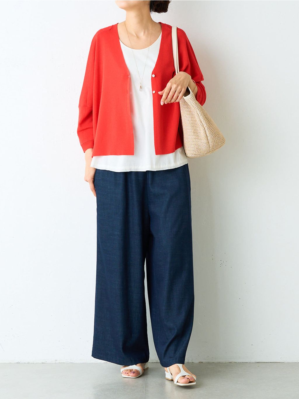 166cm ウェーブ イエベ秋
【knit】
さらっとしたドライな着心地で春夏にぴったりなアイテム。
ゆったりシルエットで肩の位置を下げているのでインナーを選ばずに着られます。

【shirt】
通年通して大活躍のシャツタンク
タンクトップには珍しい伸縮性のあるシャツ生地を使用し
１枚でも着やすく身体の線を出すのが苦手な方にも安心なアイテム。

【pants】
ビアズリーのベストセラー ウエストリブパンツ。
脚のラインを拾わないたっぷりワイドなデザインながら、太すぎないので綺麗なシルエットが生まれます。