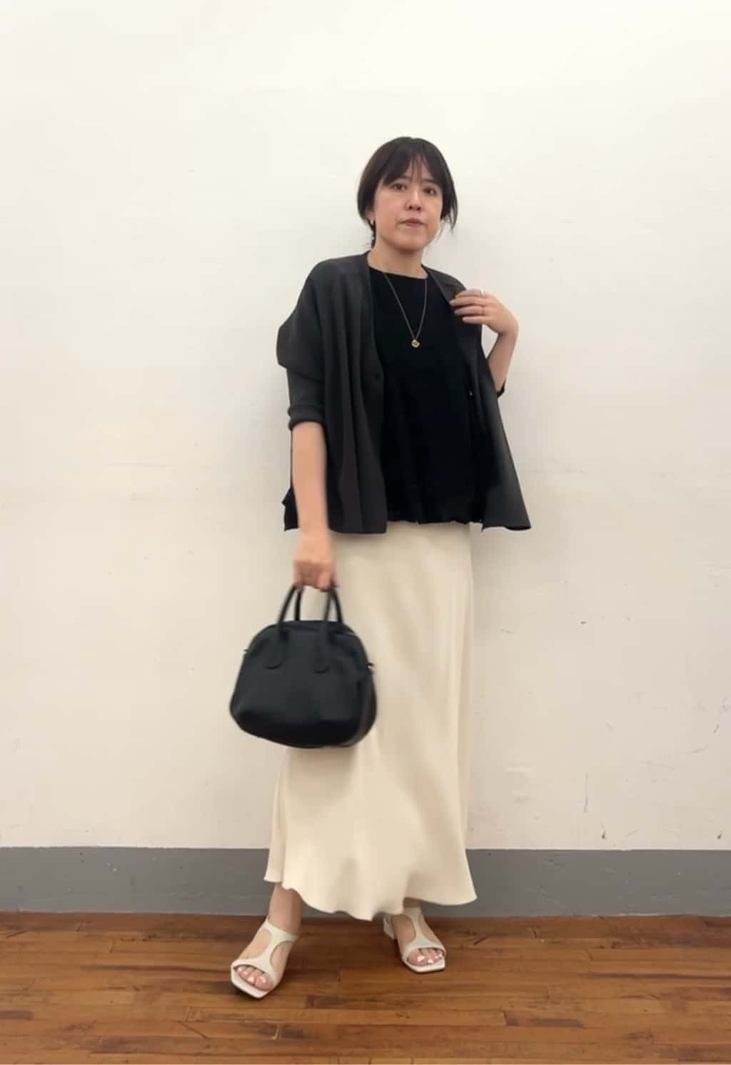 160cm ストレート イエベ春
 
やさしく包み込んでくれる、
頼れるカーディガン。

「カーディガンって何枚あっても欲しくなるよね…」という声に応え続ける、毎年人気のロングセラー。

肩の力を抜いたゆったりシルエットで、
どんなインナーにもすっとなじむ着心地。

春夏にうれしいサラッとした肌触りで、
“冷房対策”や“ちょっと羽織りたい”が
叶います。

シンプルだけど、
Vネックの抜け感やコンパクトな丈感が
ちゃんと計算されていて、
スカートでもパンツでも
“バランス上手”に見えるところが優秀。

今日は黒のレースブラウスと光沢スカートで、
シンプルだけど品のあるスタイリングに。
一番ナチュラルで、
一番大人に似合うカーディガン。
そろそろ出番です！