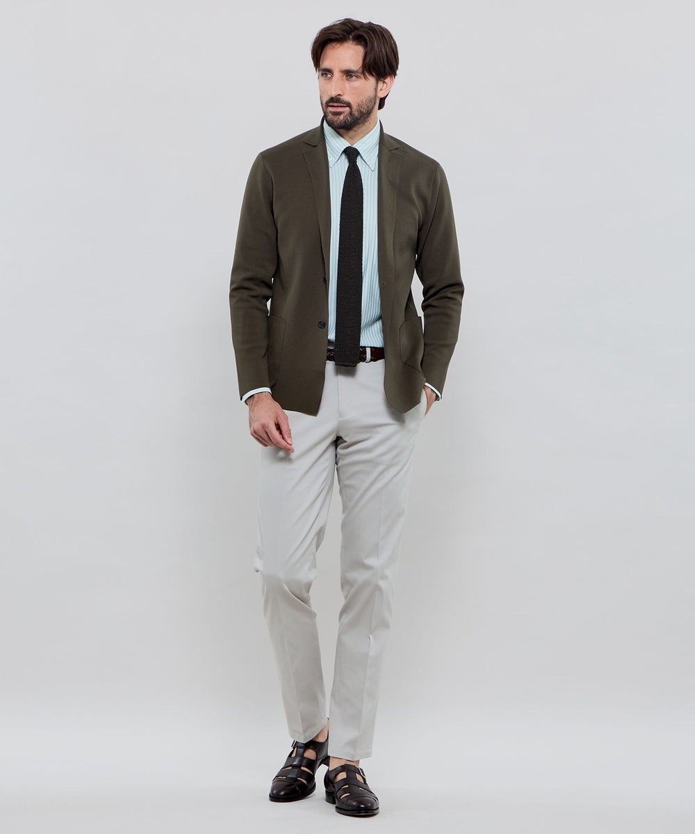 『カーデガンの様に羽織れる』をコンセプトに、ニッティングでジャケットを仕立てました。アームホールと肩線の内側を成型で仕上げる事で段差を軽減し、きちんと感は演出しながらも、ストレスフリーの着心地を感じていただけます。