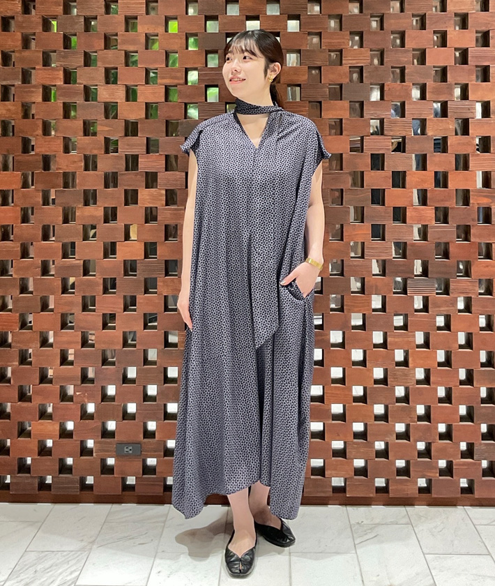 イギリスのヴィンテージ図案デザインからアレンジを加えた小紋柄をプリントしたボウタイ付きワンピース。クラシカルなボウタイとモダンなシルエットが新たな表情を生み出します。

ワンピース：着用サイズ/2(M)
身長:159cm