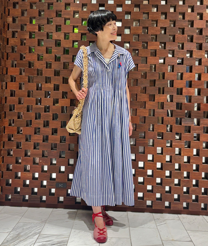 クリーンな印象のブルー×ホワイトのストライプ柄シャツワンピース。きれいめなシャツ地にピンタック＆シャーリングを施し、クラフト感も感じられるところがお気に入り。ブローチとシューズはレッドを差し色にトリコロールカラーでコーディネートしたのがポイント。

ワンピース：着用サイズ/2(M)
身長:158cm