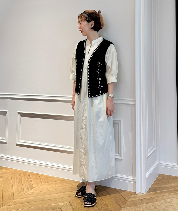 程よい分量感を持ちつつ、すっきり見えるようにIラインに緩やかなくびれと裾にかけて丸みをだした、美しいシルエットがポイントのシャツワンピース。五分丈のバルーンスリーブに太めのカフスがモダンな印象に。卵のような若干黄みがかったアイボリーにジレのブラックで引き締めて。スタッズ付きのジレはボヘミアンなムードをプラスしてくれる一着。

ワンピース：着用サイズ/2(M)
ジレ：着用サイズ/2(M)
身長:164cm
