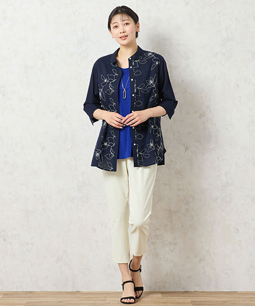 【大きいサイズ】日除けに便利なコットンシャツは刺繍で差をつけて！ブルーのインナーをアクセントに爽やかにコーディネートしました。