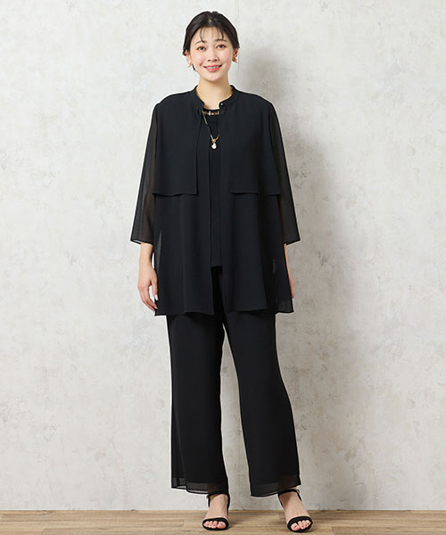 【大きいサイズ】フォーマルシーンに凛とした美しさを。上品な透け感のあるブラウスとパンツのセットアップスタイルです。