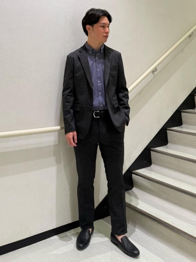 国内の厳選素材を使用したセットアップコーディネートです。ブリスタージャカードという編み機を使用する事で立体的な素材に仕上がっています。ジャージならではのストレッチ性の良さとシワになりにくいのが特徴です。飽きの来ないシンプルな柄は長く愛用出来るアイテムです。【モデル身長：177cm】