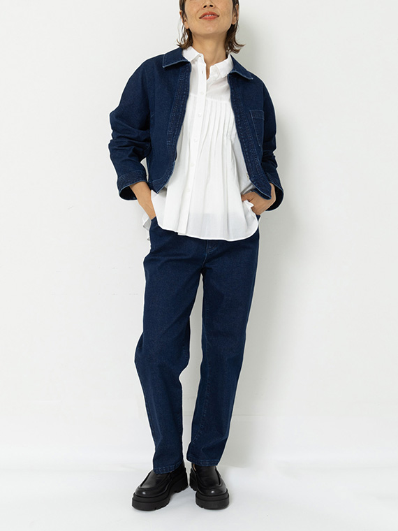 ヴィンテージ感のあるデニムの上下を、タックがふんだんに入ったブラウスと合わせて、女性ならではのハンサムスタイルに仕上げました。着用を重ねてアタリやパッカリングなどの経年変化を楽しめるのも魅力的！
モデル身長：162cm
