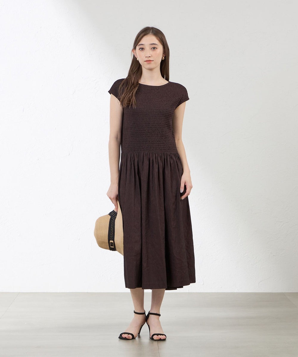 毎年大人気のシャーリーワンピにAMACAオリジナルのダークブラウンカラーがNEWカラーで登場！上身頃にシャーリングを入れたすっきり見えするワンピースです。フレンチスリーブなので羽織を着ても違和感なく着用いただけます。
