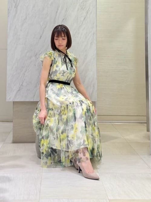 色の重ね合わせがオシャレなぼかしフラワープリントのブラウスとスカートです。 上下セットアップでコーディネートして、ワンピース風な着こなしもおすすめです。【モデル身長：163cm】