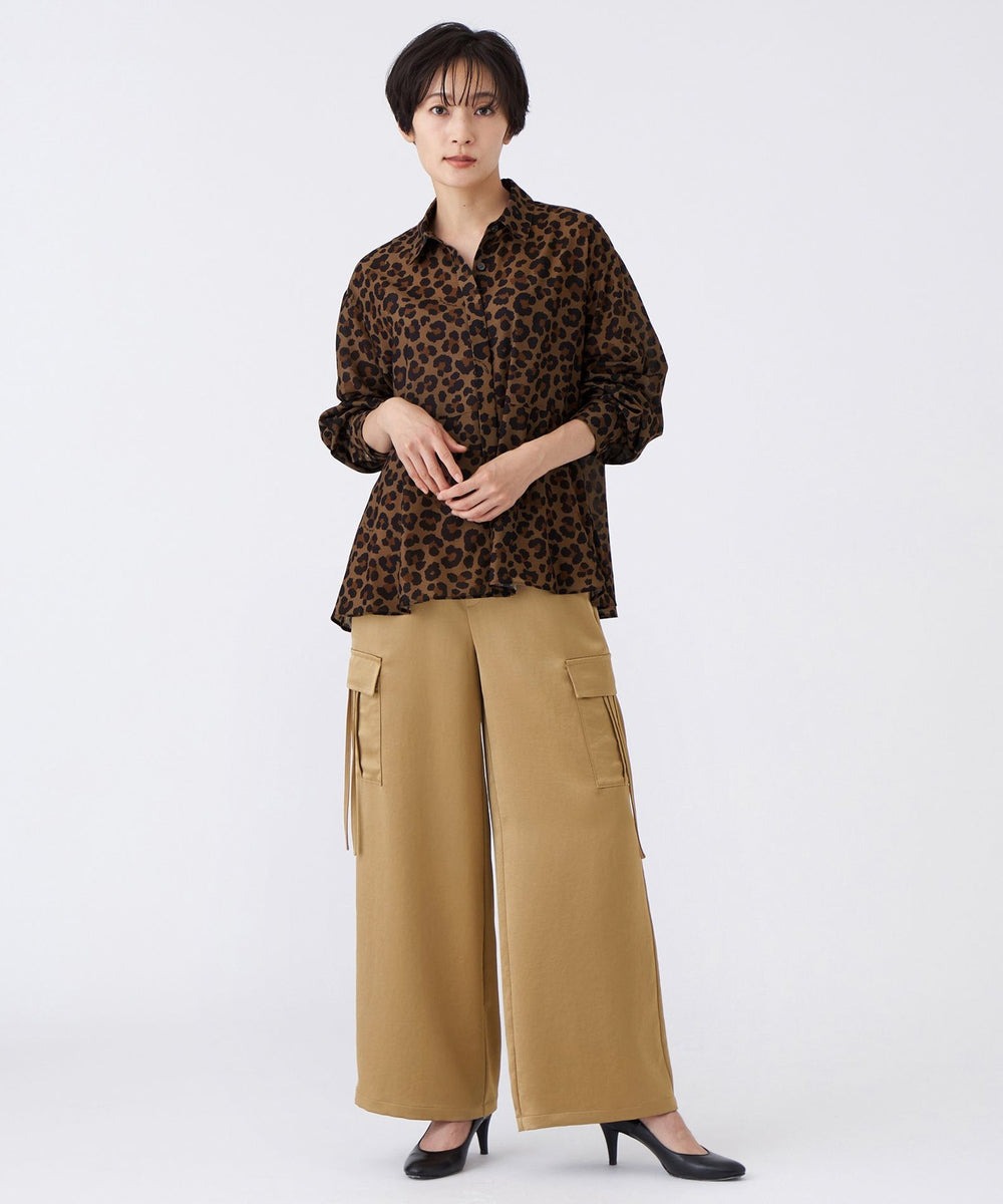 【トップス】裾に向かって広がるAラインがウエスト周りをカバーしてくれます。ペプラムのシルエットに、深くとったタック袖が、シャープな女性を演出してくれるアイテムです。薄手でありながら、生地に適度なハリ・コシがあるのも魅力です。接触冷感機能付きです。