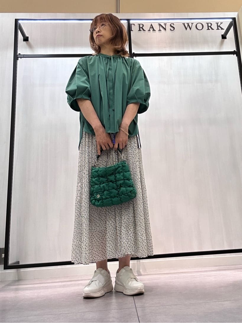 暑い夏にも軽い着心地の 秋色ブラウスです。まだ暑い時期なの動きのある ふぁっとしたプリーツスカートで軽い感じにしてみました。トップスを変えると秋にも楽しめる一品です。【モデル身長：160cm】