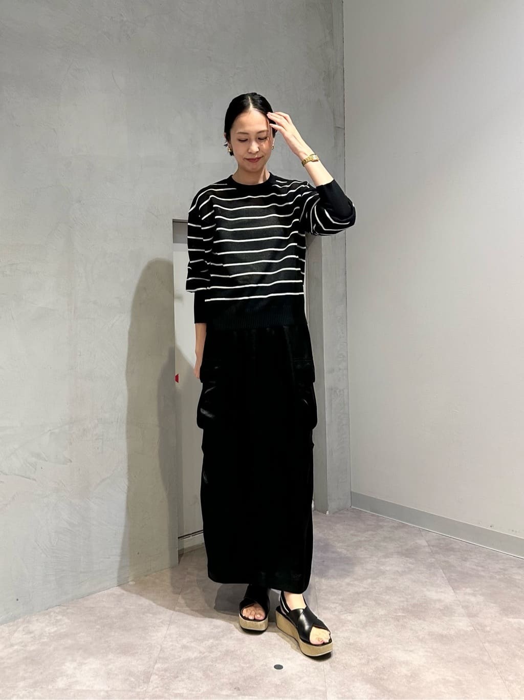 【初秋のコーディネート】ドライなタッチで冷房が苦手な方におすすめです！ ほんのり透ける素材で涼しげに見えるので季節の変わり目にぴったりですよ。シンプルながら袖口の長めのリブがポイントです。一見カジュアルなデザインですがサテンのツヤとタイトシルエットで大人カジュアルにきまります。【モデル身長：161cm】