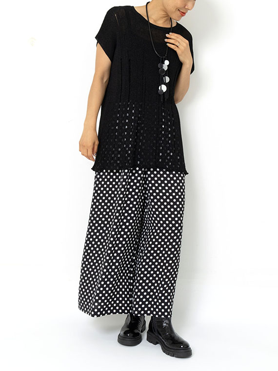 伝線が入ったようなダメージデザインのニットをレース感覚で着こなしました。モノトーンで合わせたクールな晩夏のコーディネートです。
モデル身長：162cm