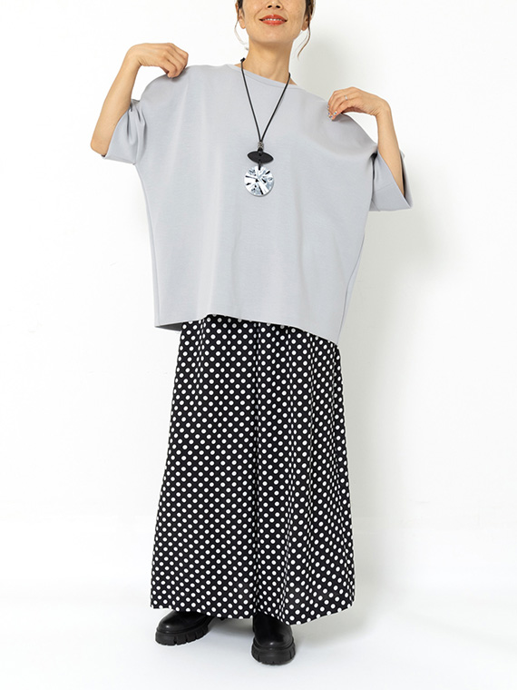 大きなシルエットのカットソートップスは、身体のラインを拾わないのでリラックスして着られます。モノトーンで合わせたクールな晩夏のコーディネートです。
モデル身長：162cm