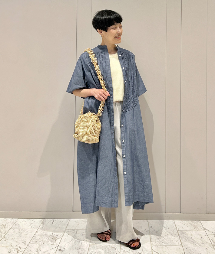 ヨコ糸に白、タテ糸に色糸を使用した平織りで、デニムライクな奥行きのあるブルーカラーが魅力のシャンブレー素材。ワンピースとしてはもちろんのことボタンを開けて羽織りのようにも着ていただけます。フロントのフリルはフリンジ状の仕上げで甘くなりすぎません。

ワンピース：着用サイズ/2(M)
ニット：着用サイズ/2(M)
パンツ：着用サイズ/1(S)
身長:158cm