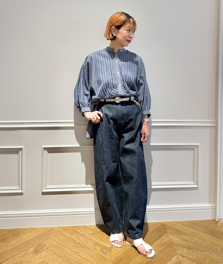 シャンブレー×デニムのレイヤード。ウエストはタックインしてカービーなラインを際立たせて。タテ糸にムラ糸を使用した国産デニムはスラックスのようなきちんと感がありながらも、リラクシングなはき心地。

ブラウス：着用サイズ/2(M)
パンツ：着用サイズ/2(M)
身長:164cm