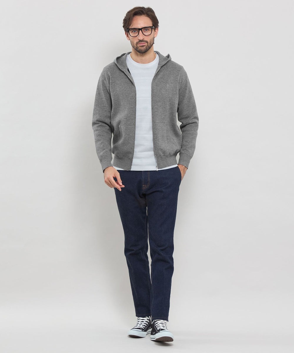 【パーカー】カンガルーポケット付きのフルジップパーカーです。ニットならではの上品な見た目と構築的なフォルムが他にはない、軽さと着心地が抜群の新感覚のパーカーです。左胸にダンディマン刺繍が入ります。