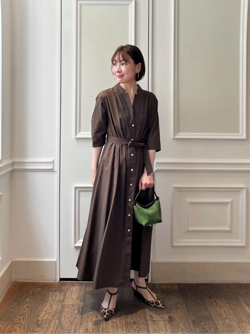 身長158㎝　〈Ballsey〉スパンブロード シャツワンピース
光沢のあるしっとりとしたポリエステル素材を使用。
バックプリーツとスタイリッシュな襟デザインがエレガントな印象です。
歩くたびに揺れるプリーツが女性らしい動きを演出し、カジュアルからお出かけやお食事まで幅広いシーンで活躍します。
