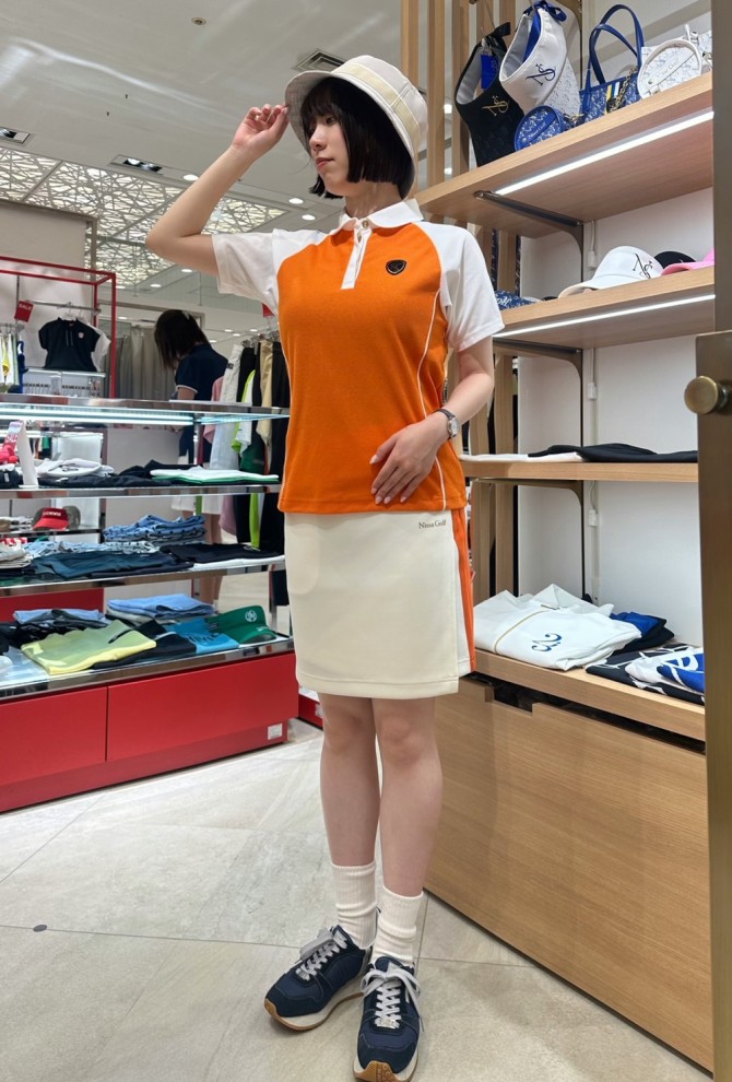 さらっとして着心地の良い鹿子素材のポロシャツ。
丸い襟がかわいい。