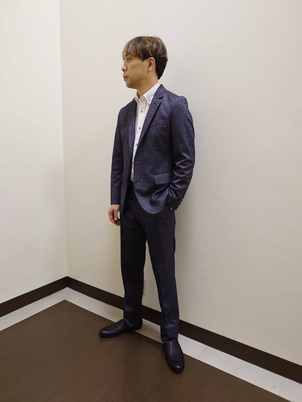 着心地の良さを追及したジャージージャケット。国内屈指の産地である尾州地区の素材を使用。 国内の厳選素材を使用したセットアップジャケットで、ジャージー素材ならではのストレッチ性の良さと可動域の広さでノンストレスで着用でき、ジャケット、パンツは単品でご着用いただけます。【モデル身長：173cm】