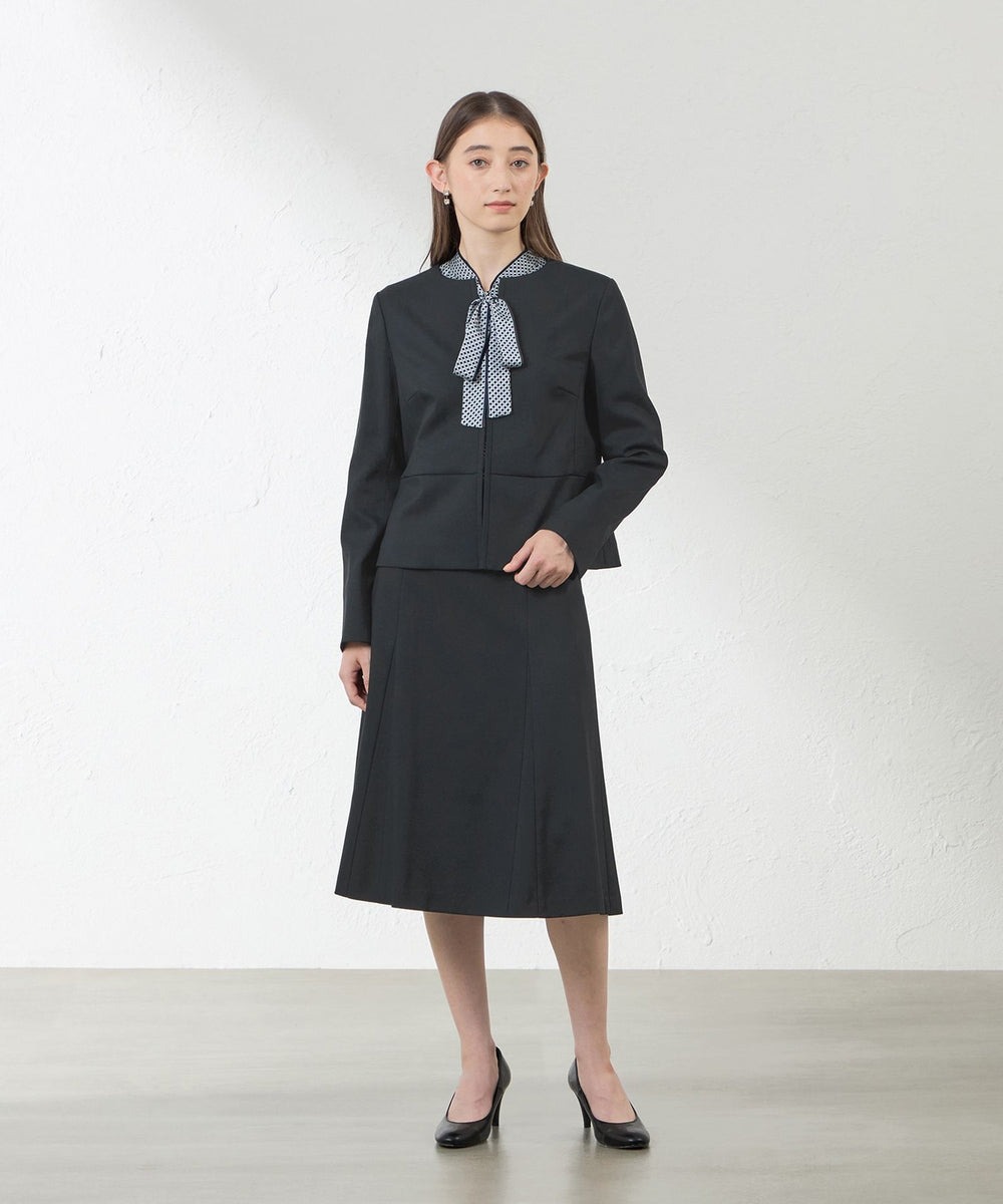 【ジャケット】芯のあるエレガンスを感じるジャケット。美しいシルエットにこだわりました。前はホック留めで、あけて着た時もすっきりと見せてくれます。【ブラウス】1枚で着映えするボウタイブラウス。無地ボトムスとの相性が良く、無難になりがちなスタイルの差し柄として重宝してくれます。