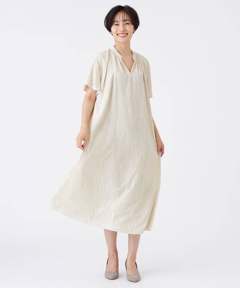 バンドカラーで衿ぐりにギャザーの入った、フレンチスリーブワンピースです。紐がついているので、シャープに着こなしたいときはウエストを縛ってもらい、サックドレスとして着用したい場合は、紐をとってゆったりと着こなしたりと、2通りのシルエットを楽しむ事が出来ます。