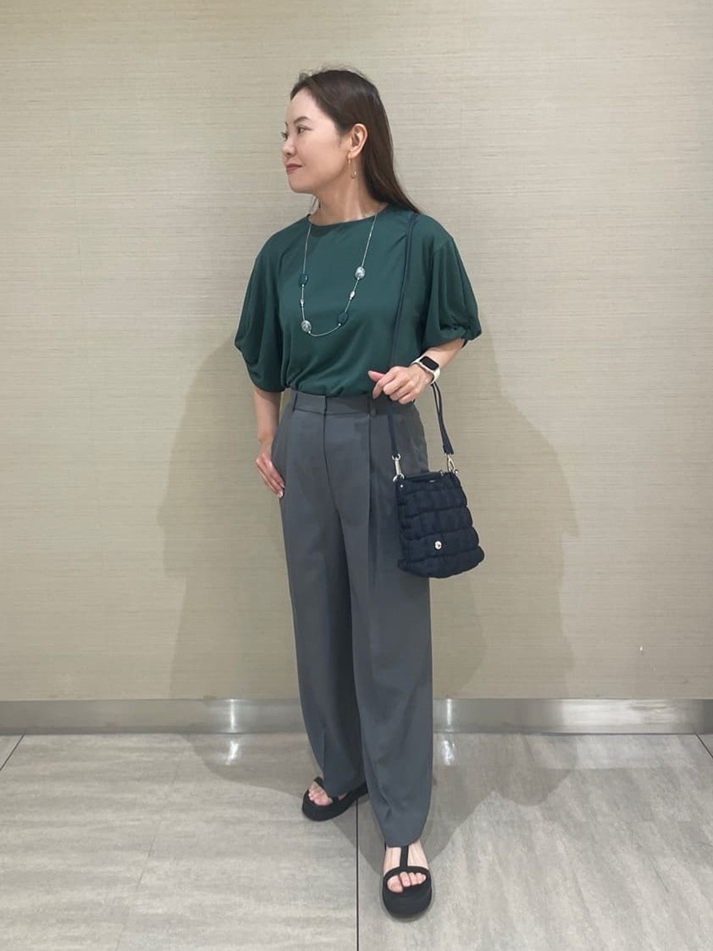 立体感のある袖が可愛いトップスと、足長効果抜群のタックパンツのコーデはどちらも接触冷感アイテムできちんと感がありつつも暑い日でも快適に過ごせます♪【モデル身長：162cm】