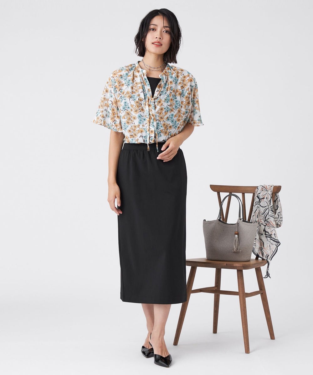 【トップス】フラワープリントが、お顔まわりを明るく見せてくれる一着です。適度なボリューム感のベルフレアスリーブが、涼しげで女性らしい印象を演出するブラウスです。【スカート】UV・接触冷感機能と動きやすさを兼ねそろえた、夏の装いにぴったりなスカートです。伸縮性に優れた素材を使用。