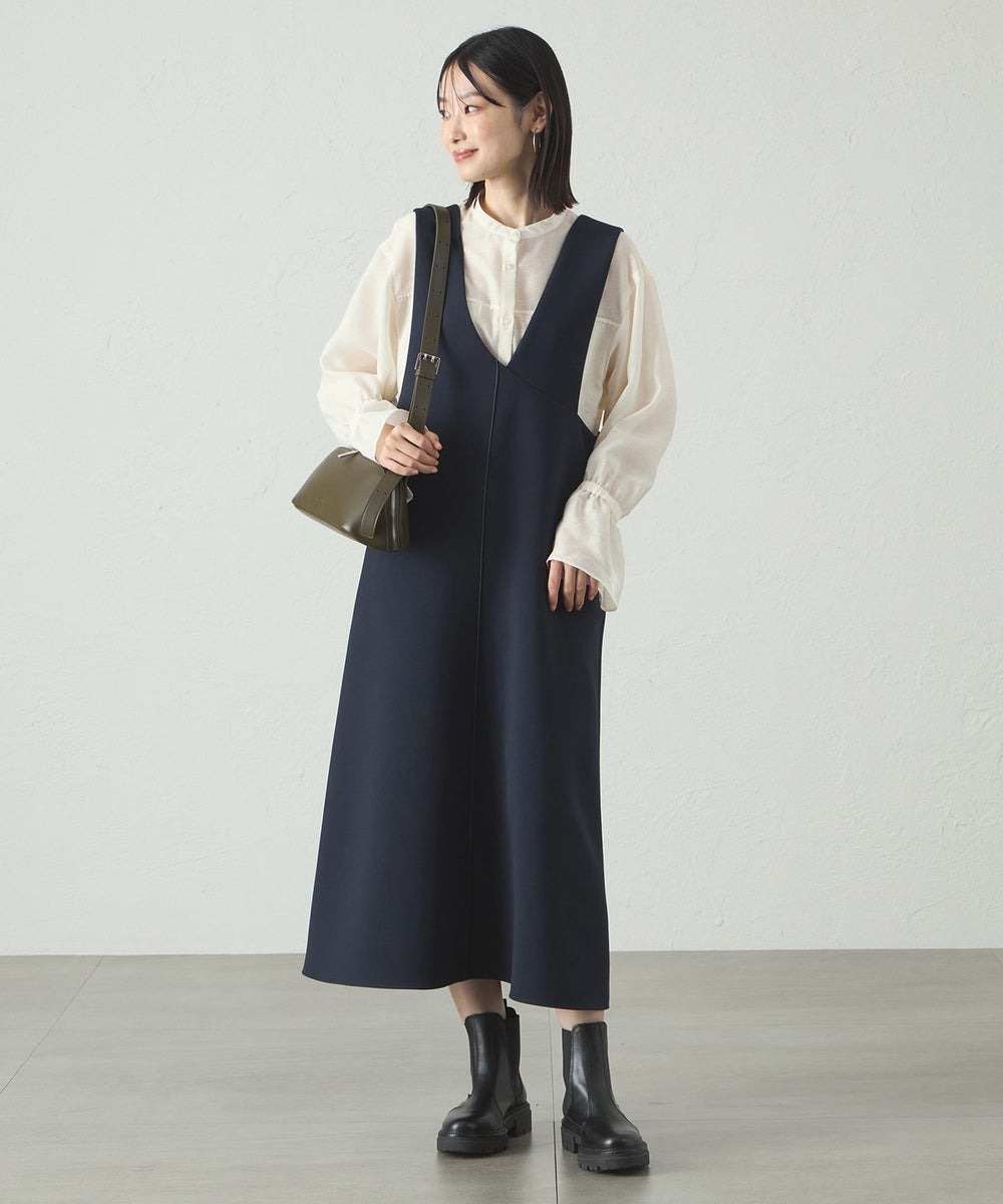 【ブラウス】袖のボリューム感がポイント。手首部分にはゴムを入れて、袖を引き上げた時に留まる仕様にしています。【ワンピース】アシンメトリーデザイン。自然と広がるAラインが特徴で、体のラインを拾いにくいシルエットです。ドライタッチな肌触り。UV効果、防しわの機能付き。