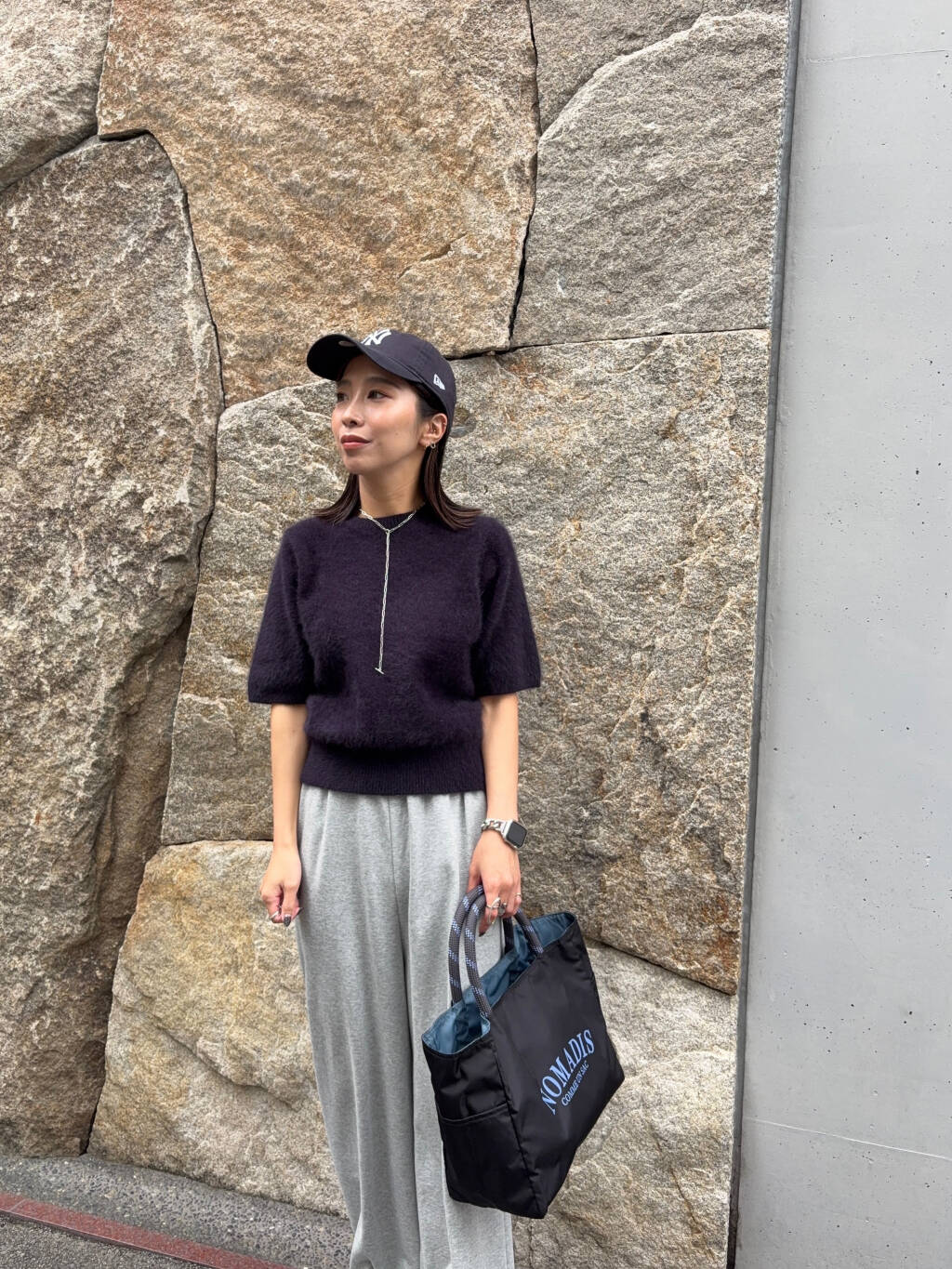 ハーフスリーブのニットは、サイズ感は程よくコンパクトなので
主流のワイドなボトムスとの
相性抜群です◎