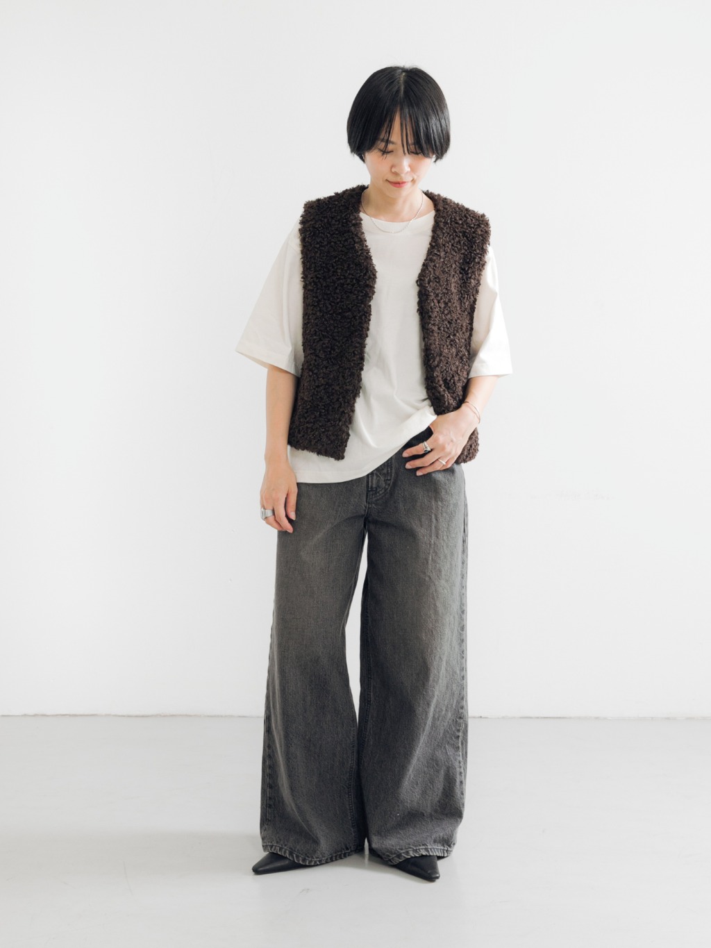 上質な「ECOPEL」のファーが、秋冬の装いを格上げするベスト。
本物の毛皮のような柔らかさと美しい光沢を持つ「ECOPEL」のファーを使用。
トレンドのカールした毛並みが特徴で、シンプルな装いに羽織るだけで、トレンド感と着映えを叶えます。