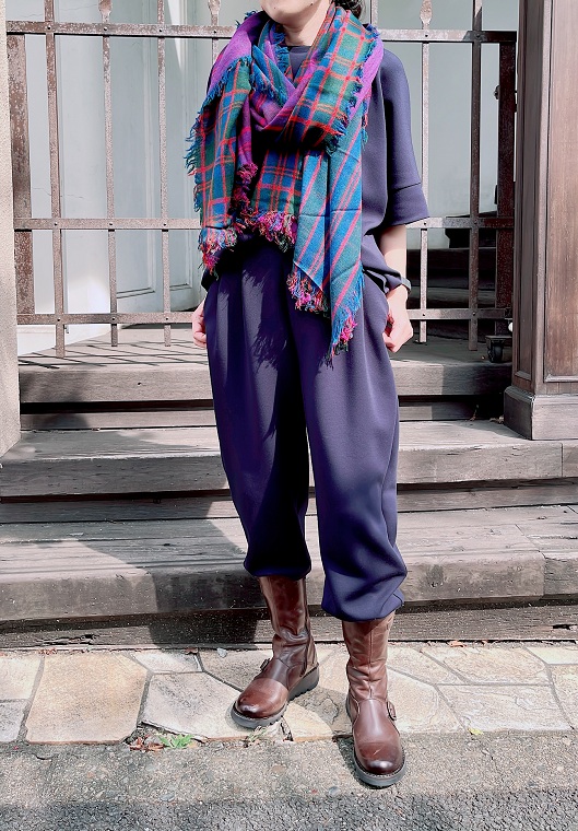 透け感のないカットソー素材＝ダンボールニットの上下をセットアップにしたコーディネートです。首元にネックレスやストールをプラスすると華やかさが増してまた違う印象に！
モデル身長：159cm