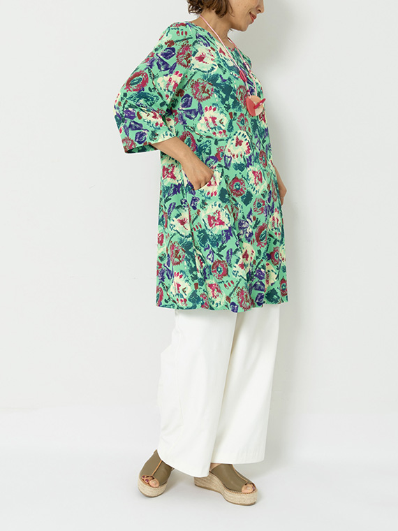 きれいなカラーのチュニックをシロのワイドパンツと合わせたコーディネートです。足元を抑えたカラーにすることで、晩夏らしい雰囲気が演出されます。
モデル身長：162cm