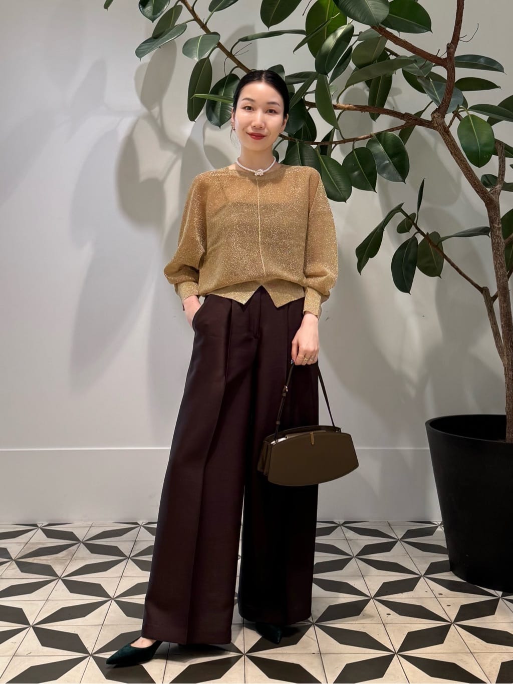 身長158㎝　ラメのきらめきが美しいシアーニットを主役にした、華やかさと落ち着きを兼ね備えたコーディネート。
ほんのり透け感のある軽やかな素材が、シンプルながらも奥行きのある表情を演出します。

合わせたのは深みのあるブラウンのワイドパンツ。
ゆとりのあるシルエットが、トップスのきらめきを引き立てながら全体をシックにまとめてくれます。