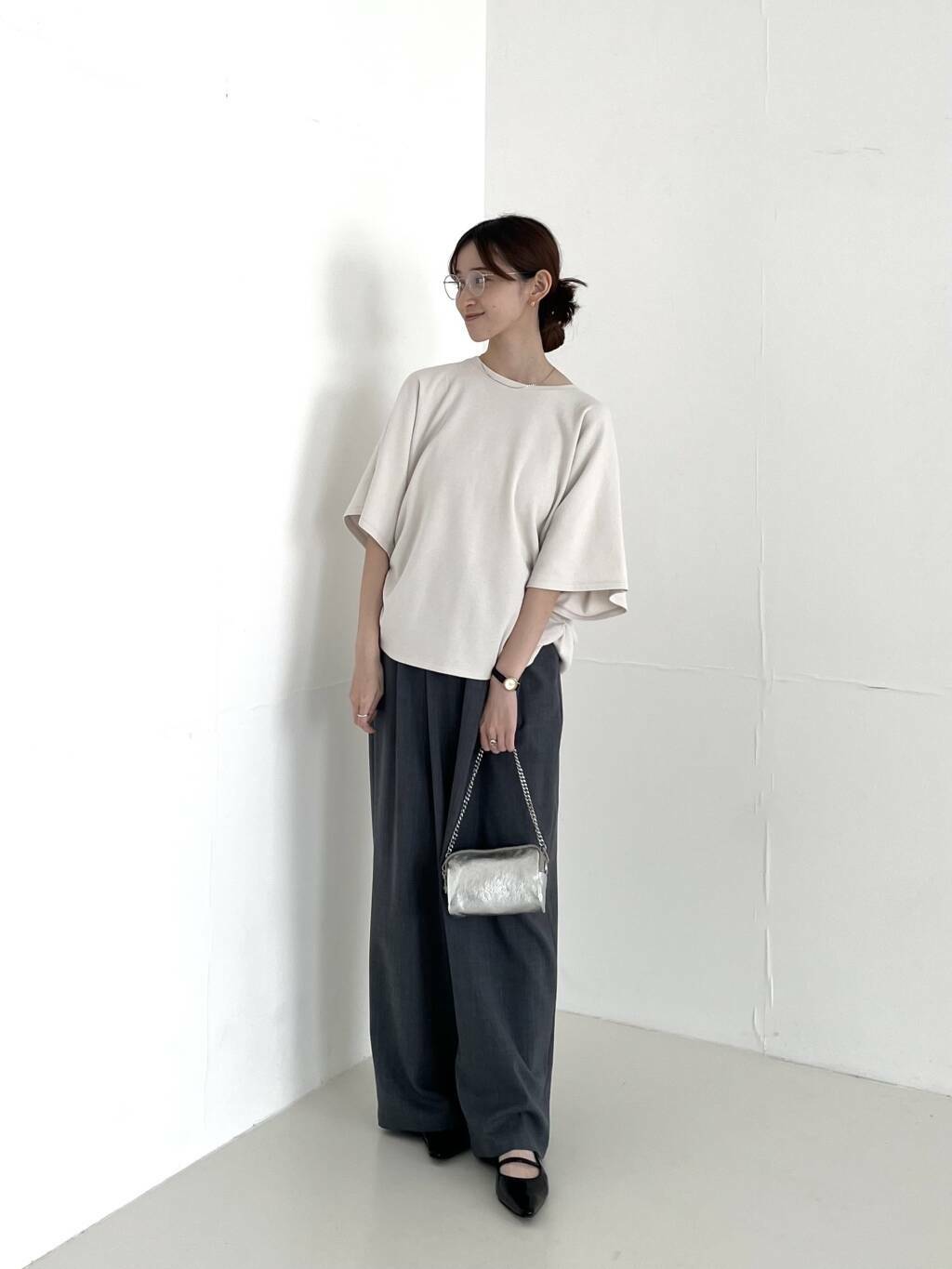 【トップス】
サイドのギャザーがポイントのキレイめなドルマンスリーブです！
ドライタッチ素材で、お仕事用にもピッタリです！！