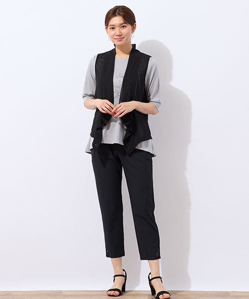 暑い秋口のお出かけに！Tシャツにチュールベストを重ねたモノトーンコーデ