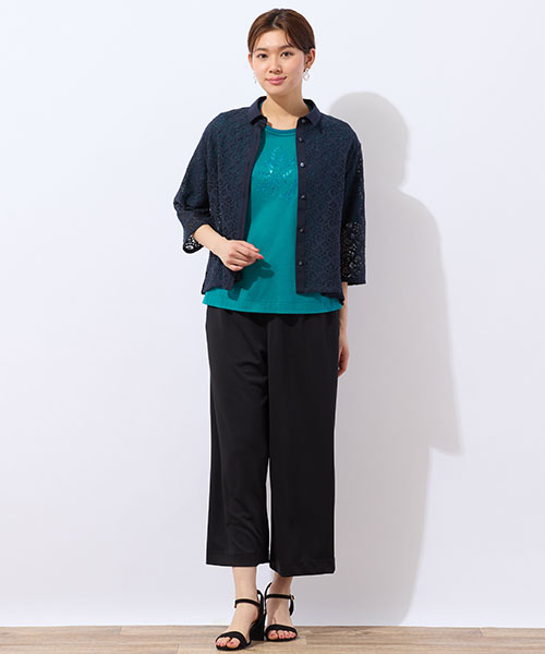 透け感がきれいなレースシャツにカラーTシャツを合わせたお出かけスタイル