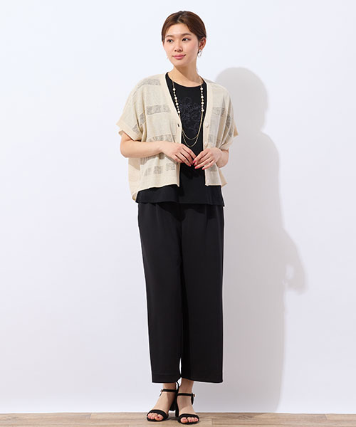 上品な輝きのあるカーディガンをアクセントにしたソフトエレガンススタイル