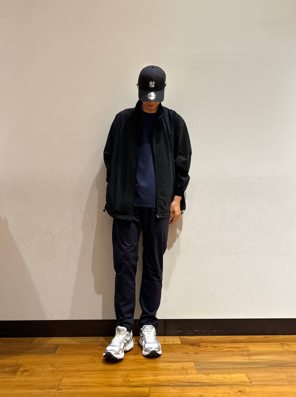 【パンツ】
Mサイズを着用。
細身のシルエットになっておりカジュアル、綺麗目どちらとも使いやすいアイテムです！
ストレッチ性もあり使い勝手○