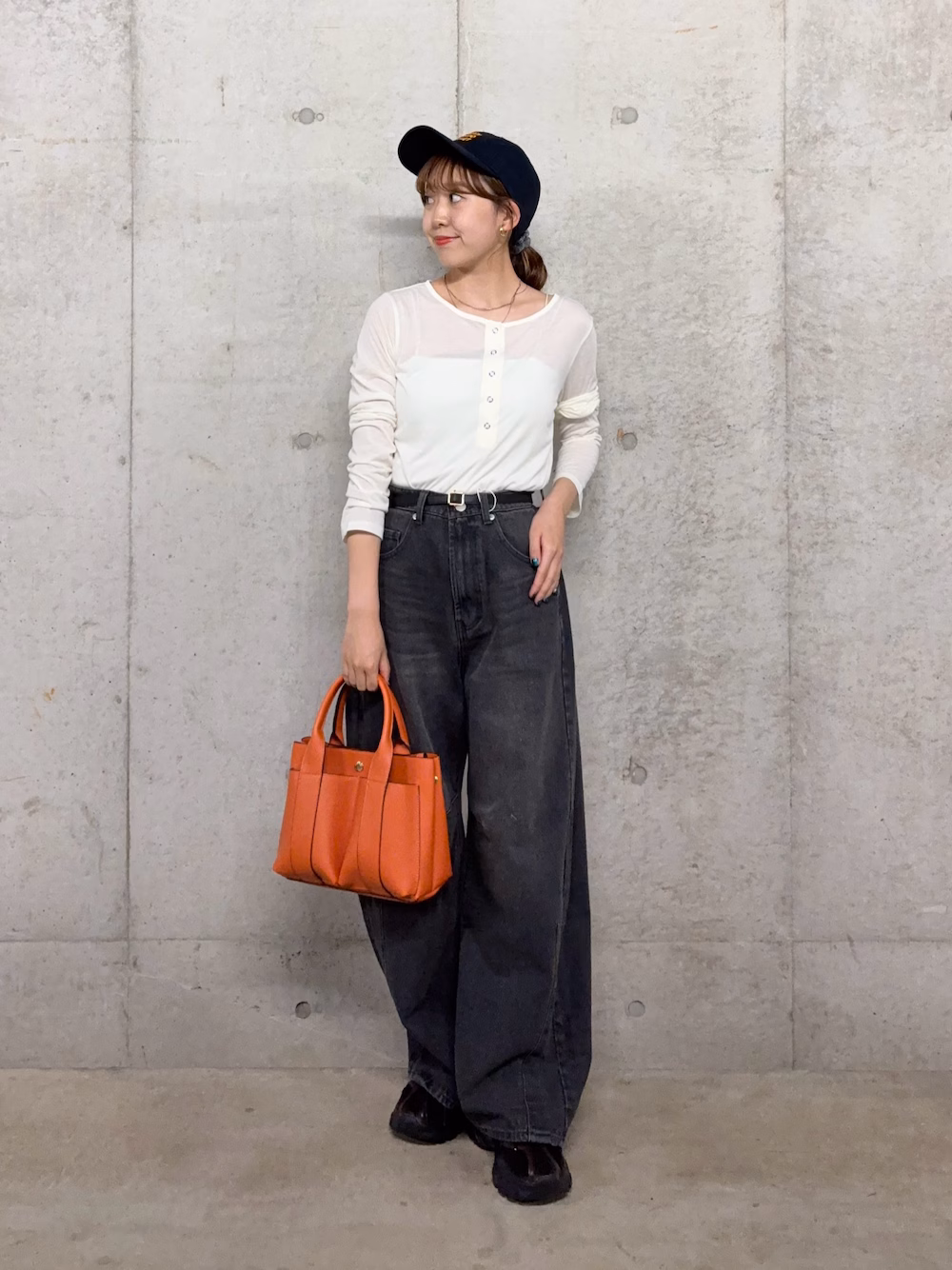 トップスはシンプルながらも上品な透け感がかわいいアイテム♩
抜け感が欲しい方に〇ボトムスを選ばないので一軍間違いなし！！
デニムは155cmでM着用。
普段はSを着ていましたが、Mの絶妙なサイズ感の虜になっちゃいました♩
カジュアル感やほどよいゆるさを演出したい方におすすめ〇