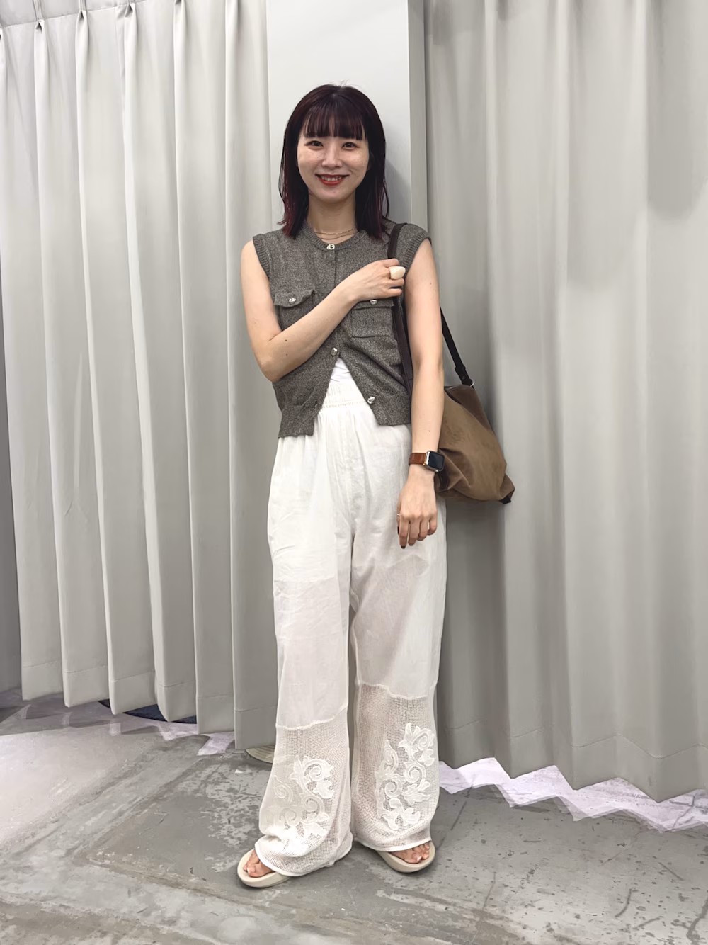 ベストは新色のBROWNです♩
メランジなので、1色ではなくおしゃれ見え◎
お仕事用にも人気です！