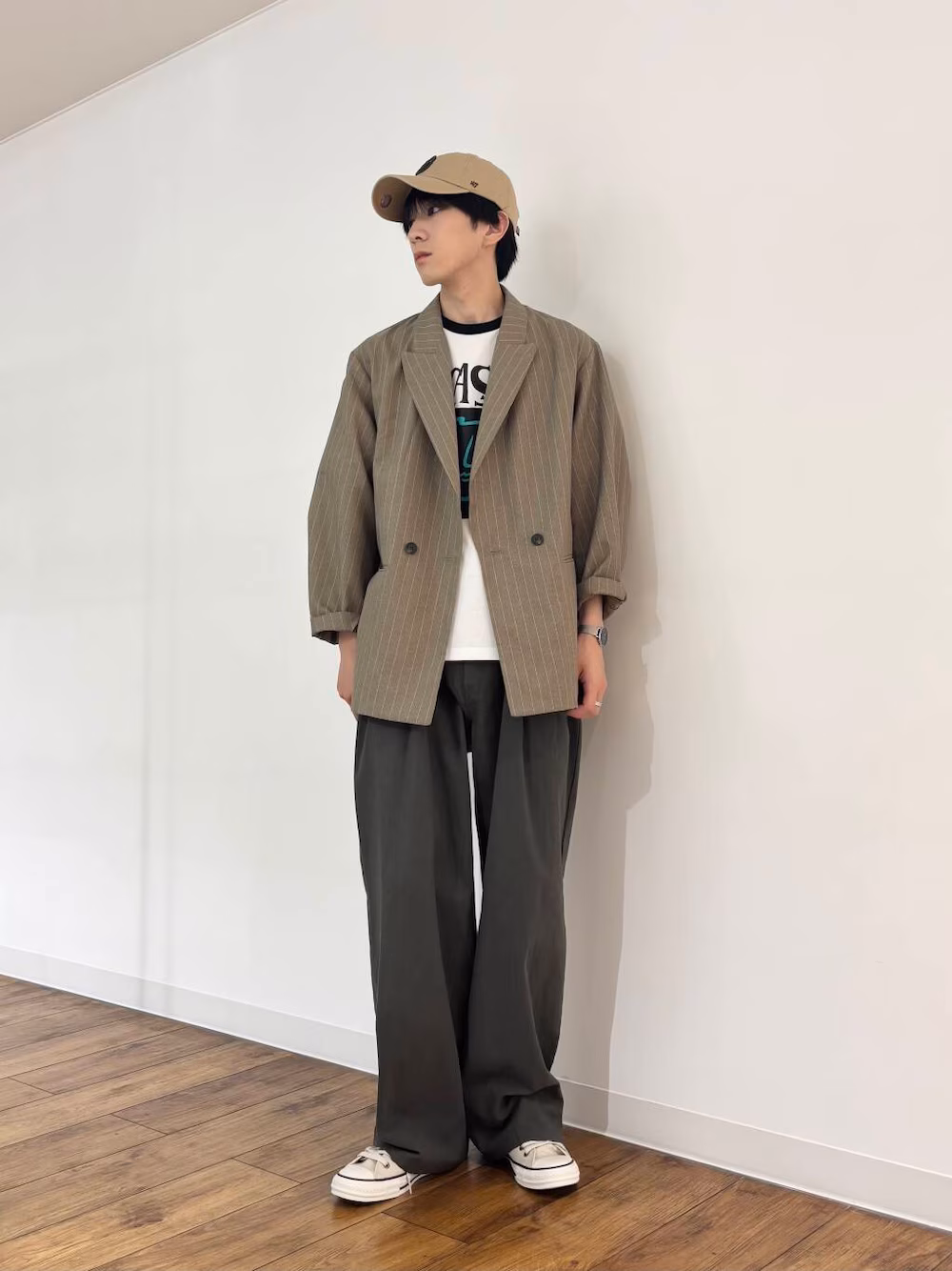 ご覧いただきありがとうございます。
オーバーサイズど着丈、身幅ともに規格外の大きさです！
ショーツのスタイリングやワイドパンツとのルーズなシルエットのスタイリングにも相性抜群です◎