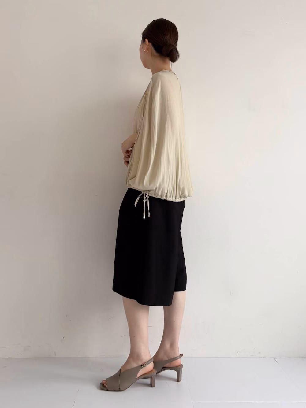 程よい光沢感が上品で可愛いバルーンブラウス。
肩周りの雰囲気を変えられる2WAY仕様で、裾部分のゴムでシルエットの調整も可能です◎

シルエットがキレイなハーフパンツは、お持ちのトップスと合わせるだけで旬なコーディネートに!
膝が隠れる安心感のある丈感なのも嬉しいポイントです◎