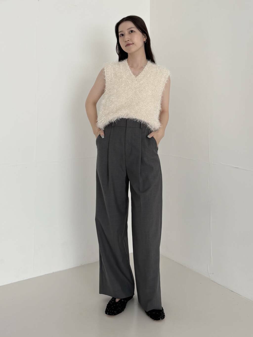 シーズンムードを高めてくれるシャギーのニットベスト‼︎
さりげないラメ感が可愛いですよ。

美シルエットのワイドスラックスは、ハイウエストで足長効果◎
防シワ機能付きなのも嬉しいポイントです!